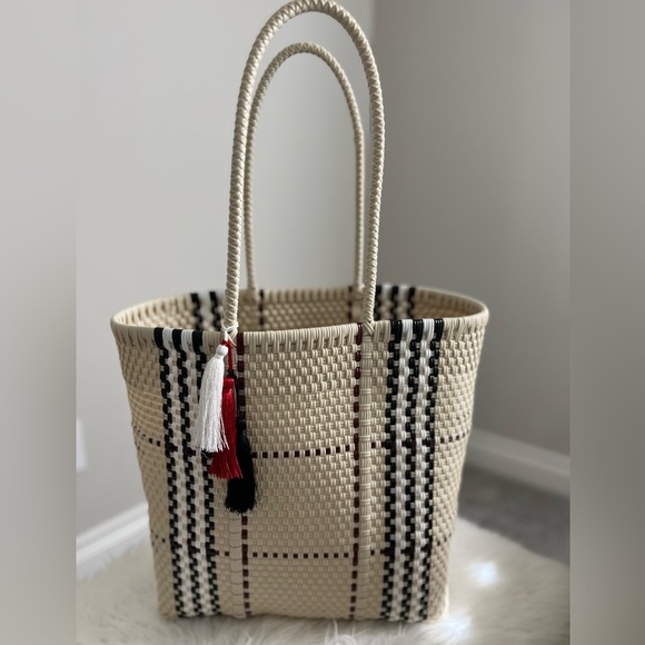 Such a beautiful mix of colors. An elegant and sophisticated way to go out. - Picture 3 of 13